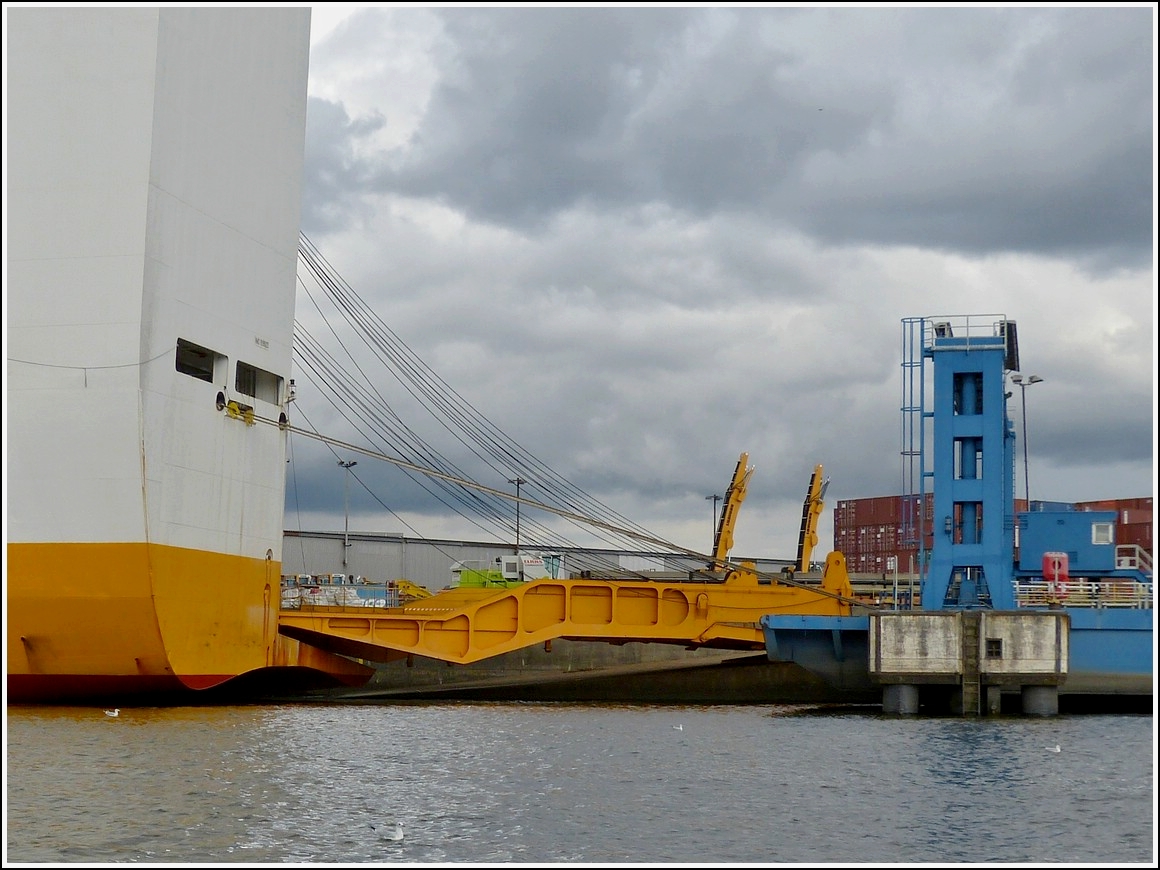 RoRo Auto & Container Frachter  Grande Brasile  mit Passagier Kabinen, Bj 1997,Flagge Gibraltar, IMO 9198123, MMSI 236543000, L 214 m, B 32.3 m, Geschw. 21 kn, zusehen ist hier die Verladerampe für Fahrzeuge und Rollcontainer.  19.09.2013