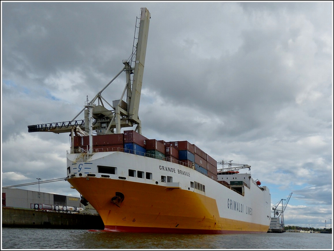 RoRo Auto & Container Frachter  Grande Brasile  mit Passagier Kabinen, Bj 1997,Flagge Gibraltar, IMO 9198123, MMSI 236543000, L 214 m, B 32.3 m, Geschw. 21 kn, Zuladung 1321 TEU Container und 3315 Autos, aufgenommen im Hafengebiet von Hamburg am 19.09.2013.