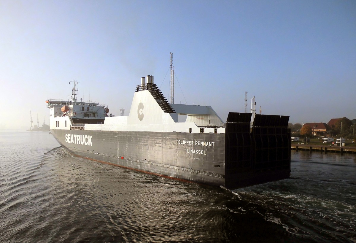 RoRo Fhre  Clipper Pennant  am 16.10.13 in Rostock einlaufend.