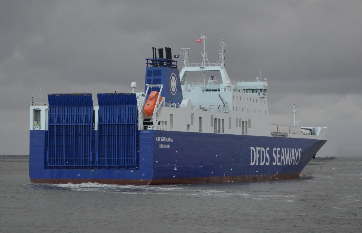 RoRo-Fhrschiff  ,,ARK Germania‘‘ von DSDF Seaways Heimathafen Kopenhagen, verlsst am 13.06.2014 den Hafen von Esbjerg. Die „ARK Germania Baujahr 2014 weist bei einer Lnge von 196 m, Breite 34m, eine Containerkapazitt von 342 TEU und eine Ladekapazitt von 3000 Spurmetern auf. Damit kann sie bis zu 185 Lkw aufnehmen. IMO: 9609952, fhrt unter der Flagge Dnemark. 