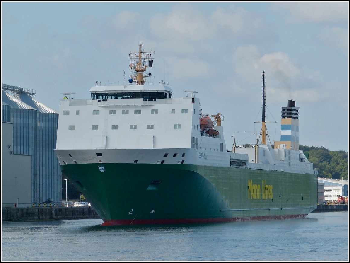 RORO Frachter Estraden von Mann Lines, Schiffsdaten: Bj 19999, Bauwerft Aker Finnyards in Rauma Finnland, Fahne Finnland, IMO 9181077, MMSI 230917000, L 162,7 m, B 25,7 m,  Maschinenleistung 2 x 9846 Ps., nahe der Schleuse Kiel - Holtenau auf dem NOK am 18.09.2013.