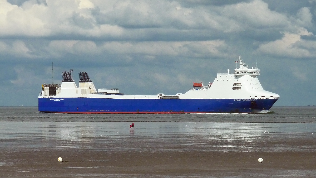 RoRo-Frachtschiff  Stena Foreteller  am Duhner Watt bei Cuxhaven, 10.9.2015 