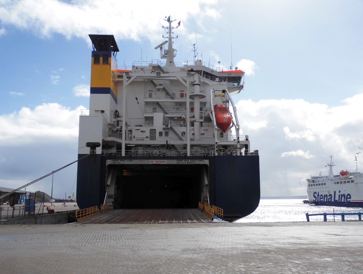 RoRo Frachtschiff  Transwood  am 02.04.15 im Fährhafen Sassnitz.