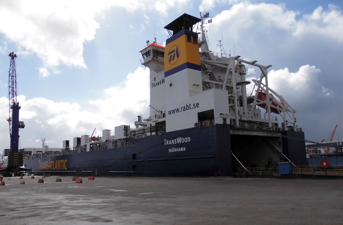 RoRo Frachtschiff  Transwood  am 02.04.15 im Fährhafen Sassnitz.