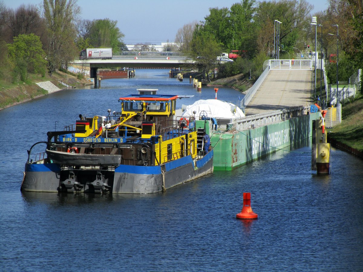 RoRo-GSL Ursus (04810440 , 64,50 x 9,50m) & Schubboot Birk-B (05801510 , 21,65 x 8,17m) hatten am 16.04.2020 wieder einen Siemens-Gasturbinen-Transport. Der Wasser-Transport geht vom Charlottenburger Verbindungskanal zum Berliner Westhafen. Dort werden die Turbinen zwischengelagert / umgeladen auf andere Leichter oder direkt mit dem RoRo-GSL Ursus zu den Seehäfen transportiert. 