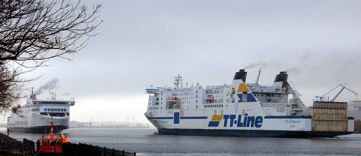 Rostock 09.11.18. Begegnung der Scandlines Fähre Copenhagen mit der TT Line Fähre Nils Holgersson.