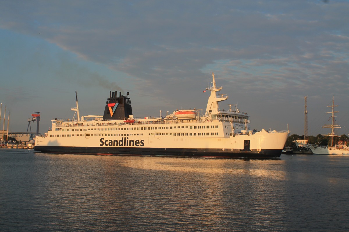 Rostock-Gedser-Fähre  Prinz Joachim  im Seekanal bei Warnemünde,
 Auslaufen aus dem Fährhafen Rostock am 10.08.2013