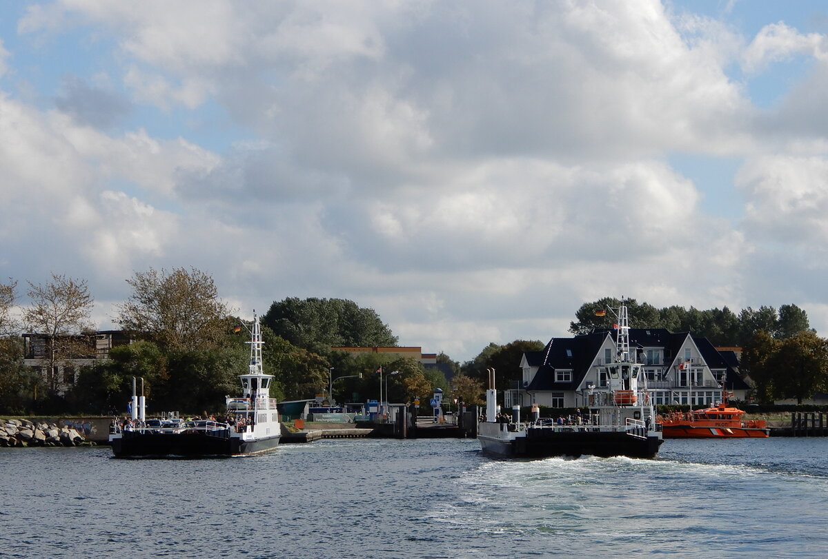 Rostock-Warnemünde 06.10.21 beide Fähren über den Seekanal.