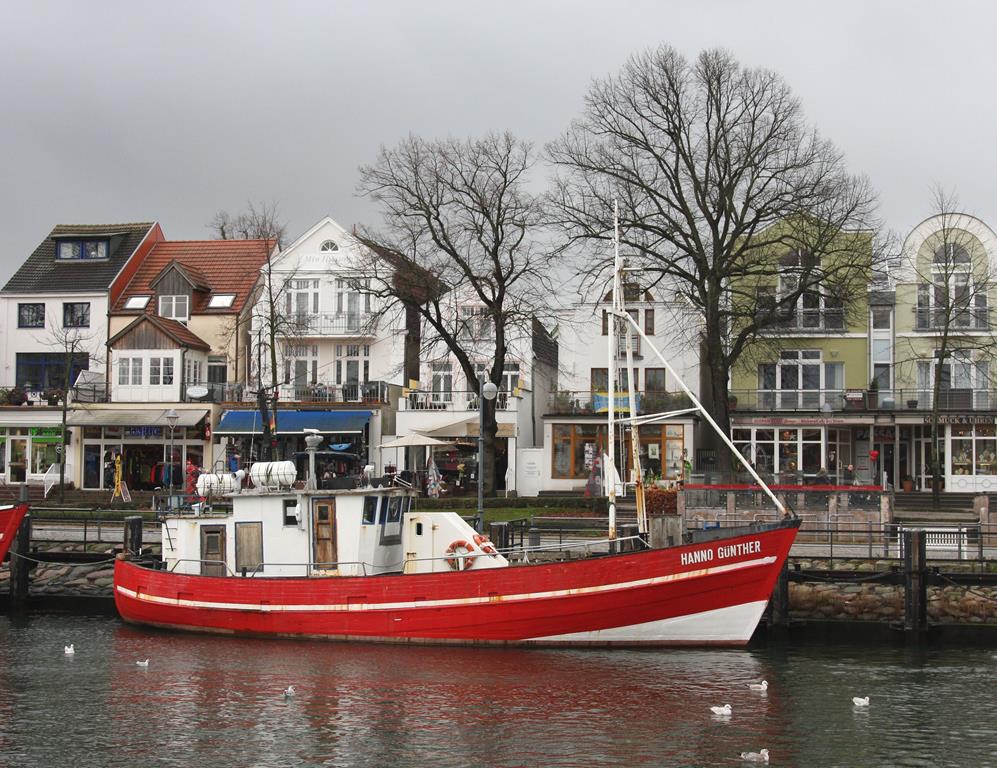 Rostock - Warnemünde, Alter Strom am 19.11.2015: Fischkutter HANNO GÜNTHER