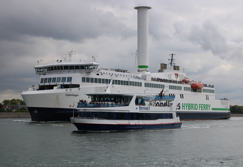 ROSTOCKER 7 und Scandlines Fähre COPENHAGEN am 20.08.2021 in Warnemünde. 