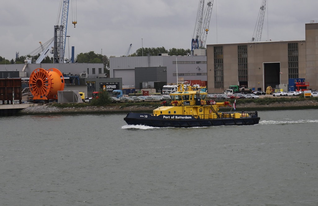 Rotterdam am 5.10.2023: Der Schlepper RPA 10 Port of Rotterdam ist hier in Richtung Nordseeküste unterwegs.