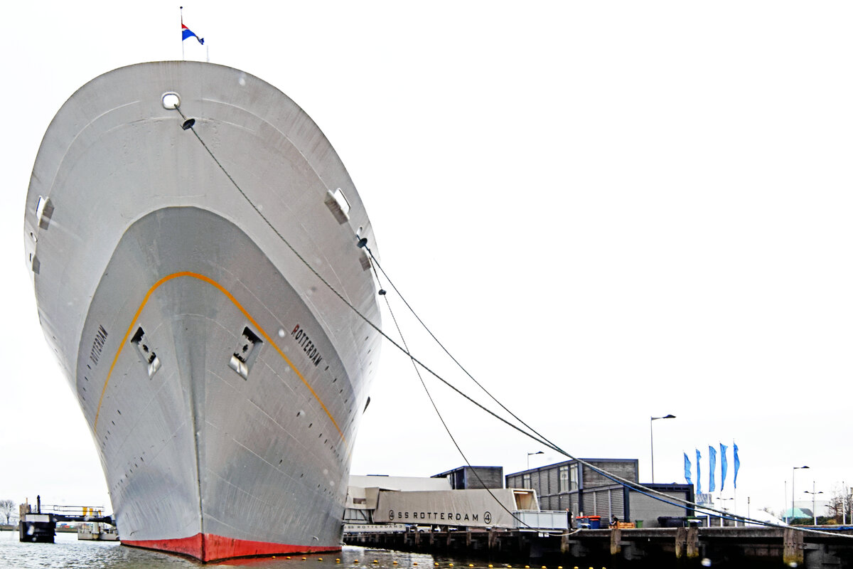 ROTTERDAM, ein ehemaliges niederländisches Passagierschiff, gebaut von der niederländischen Werft Rotterdamsche Droogdok Maatschappij, ist das größte jemals in den Niederlanden gebaute Passagierschiff. Heute dient es als Museums- und Hotelschiff. Aufnahmen vom 09.02.2022