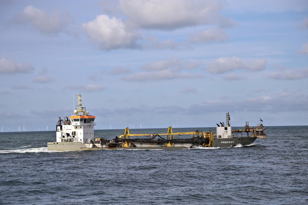 Rotterdam Maasvlakte 5.10.2023: Das Laderaum Saugbagger Schiff mit dem beziehungsreichen Namen FREEWAY ist hier in der Waal Mündung um 15.06 Uhr in Richtung Rotterdam Hafen unterwegs. 
Diese Fotostelle liegt genau in Höhe der ersten Hafenbecken des Seehafen Europort Rotterdam. Hier werden auch die großen Schiffe wie z. B. Tanker von den Schleppern empfangen und in die einzelnen Anlegestellen im Europort Rotterdam gebracht.