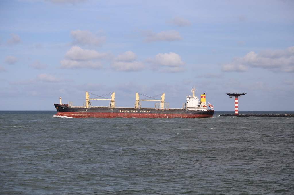 Rotterdam Maasvlakte am 5.10.2023: Das Frachtschiff PERSENIK von Navibulgar verläßt hier um 15.14 Uhr in der Waal Mündung Rotterdam in Richtung Nordsee. 
Diese Fotostelle liegt genau in Höhe der ersten Hafenbecken des Seehafen Europort Rotterdam. Hier werden auch die großen Schiffe wie z. B. Tanker von den Schleppern empfangen und in die einzelnen Anlegestellen im Europort Rotterdam gebracht.