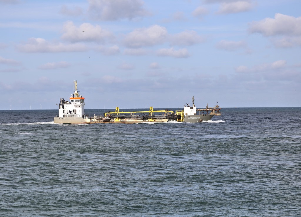 Rotterdam Maasvlakte am 5.10.2023: Das Baggerschiff Strandway kehrt hier in der Waal Mündung um 15.10 Uhr nach Rotterdam zurück.
Meine Fotostelle liegt genau in Höhe der ersten Hafenbecken des Seehafen Europort Rotterdam. Hier werden auch die großen Schiffe wie z. B. Tanker von den Schleppern empfangen und in die einzelnen Anlegestellen im Europort Rotterdam gebracht.