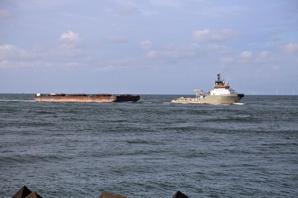 Rotterdam Maasvlakte am 5.10.2023: Der Hochseeschlepper MANTA ist um 16.13 Uhr mit einem Ponton in der Waal Mündung in Richtung Hafen Rotterdam unterwegs.