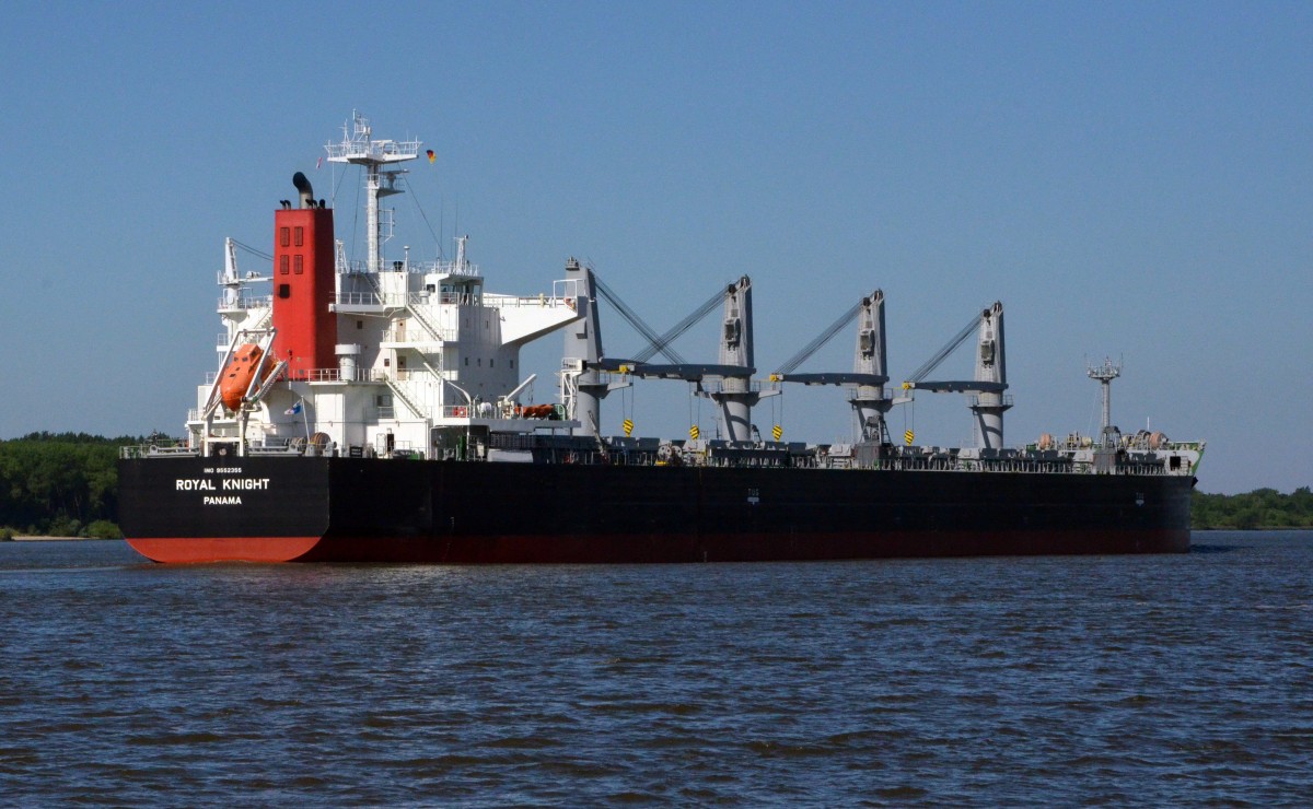 ROYAL KNIGHT, Massengut-Frachtschiff Heimathafen Panama IMO: 9552355. In Wedel auslaufend am 06.06.2014 beobachtet. Baujahr: 2013, L; 197m, B;32,26m, Geschwindigkeit 16,1kn.