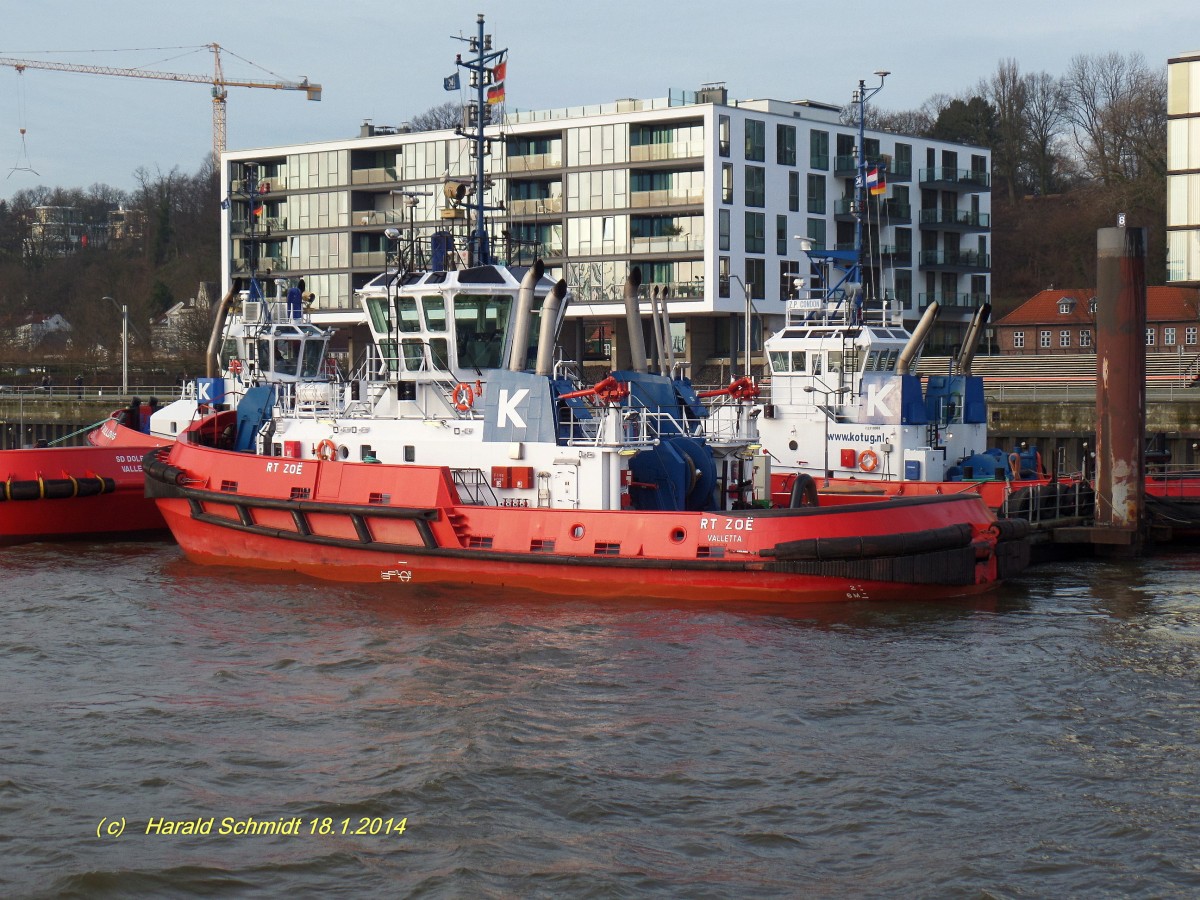 RT ZOE (IMO 9333888) am 18.1.2014, Hamburg, Elbe, Schlepperponton Neumühlen /
Rotor-Schlepper / BRZ 343 / Lüa 27,7 m, B 11,2 m, Tg 5,8 m / 3 Wärtsilä-Diesel, ges. 4.020 kW, 5465 PS, 3 Z-Drives, 12 kn, Pfahlzug 62,8 t / 2006 bei ASL - Ang Sin Liu Shipyard Pte Ltd.,Singapore / Eigner: KOTUG International B.V. , Flagge: Malta, Heimathafen Valetta /