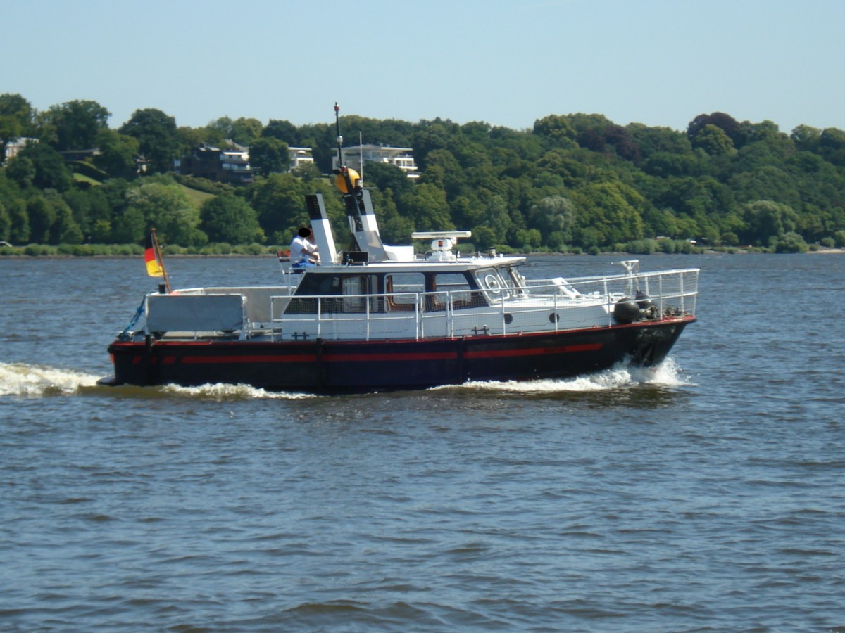 RUMPIDU am 16.7.2009, Hamburg, Elbe Höhe Finkenwerder /
Früherer Name und techn. Daten:  WS 14 der WSP Hamburg / Lüa 11,95 m, B 4,06 m, Tg 1,0 m / 2 Diesel, MAN ges. 293 kW, 586 PS / gebaut 1981 bei Menzer, HH-Bergedorf /
