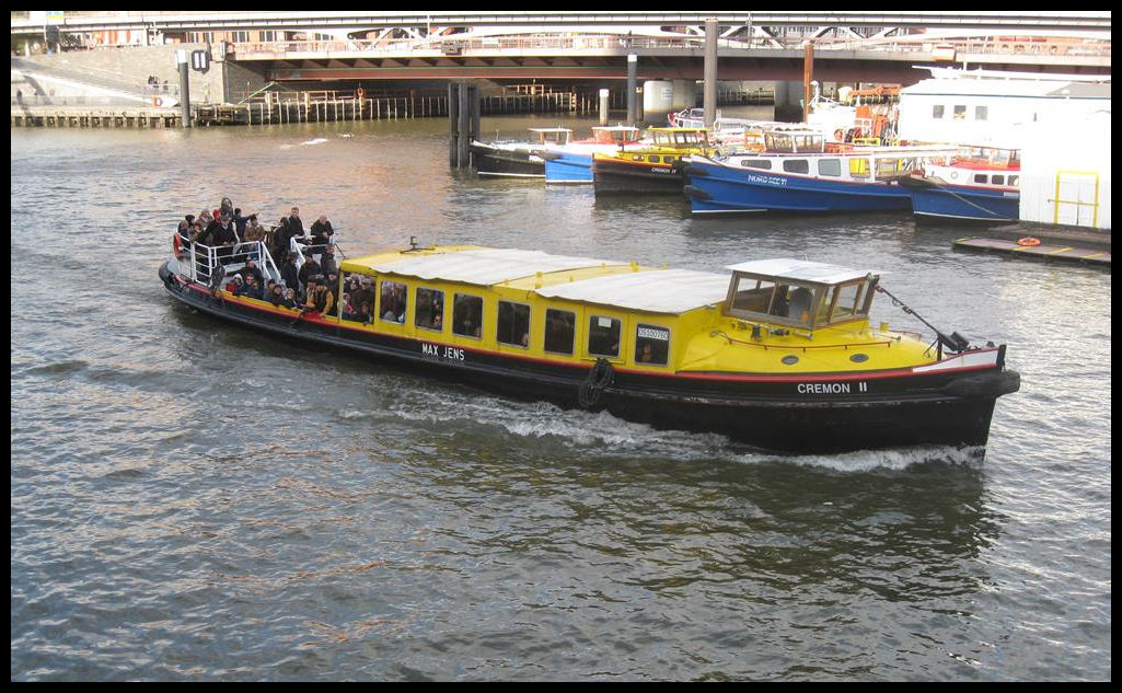 Rundfahrt Boot CREMON II Max Jens am 31.10.2018 nahe der Binnenhafen Brücke in Hamburg auf Fleet Fahrt.