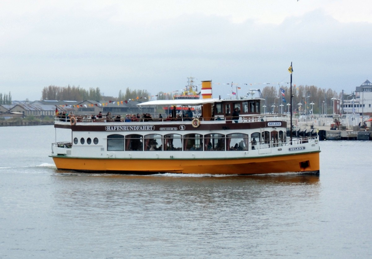 Rundfahrtenschiff  Selene  auf Tour in Warnemünde am 23.04.14