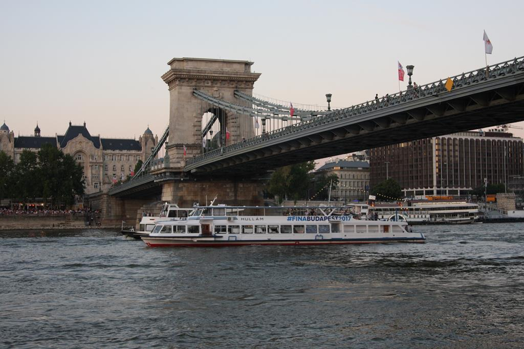 Rundfahrtschiff HULLAM am 19.6.2017 auf der Donau in Budapest.