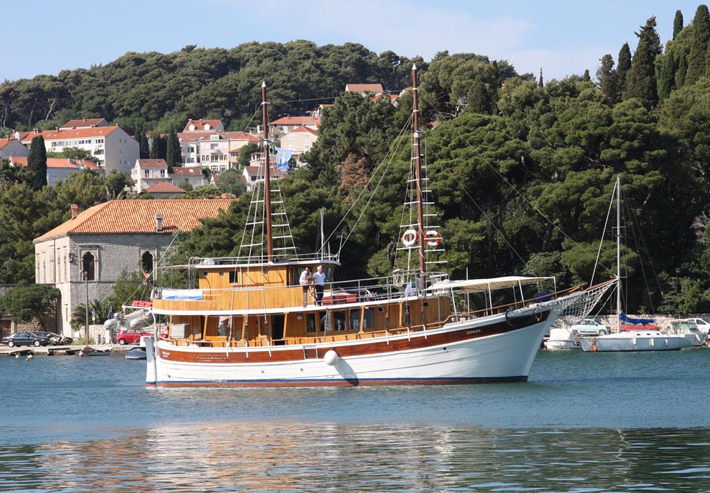 Rundfahrtschiff ORKAN, einem Zweimastsegler nachempfundenes Neubau Schiff, war  am 16.5.2017 im Hafen von Dubrovnik unterwegs.