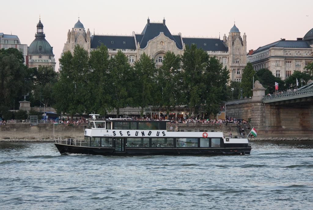 Rundfahrtschiff SECUNDUS auf der Donau in Budapest am 19.6.2017.