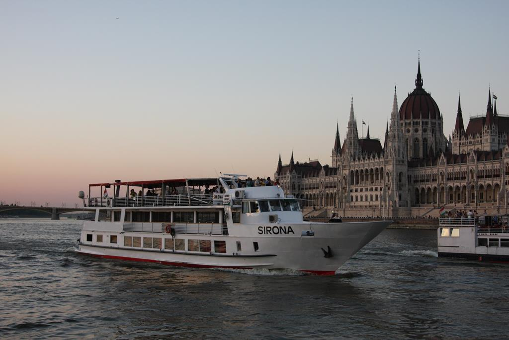 Rundfahrtschiff SIRONA abends vor dem Parlamentsgebäude auf der Donau in Budapest am 19.06.2017.