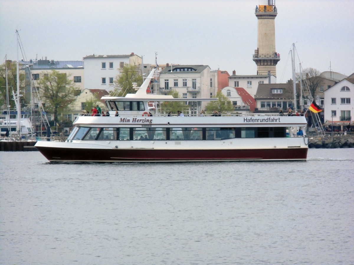 Rundfahrtsschiff  Min Herzing  am 23.04.14 in Warnemünde.
