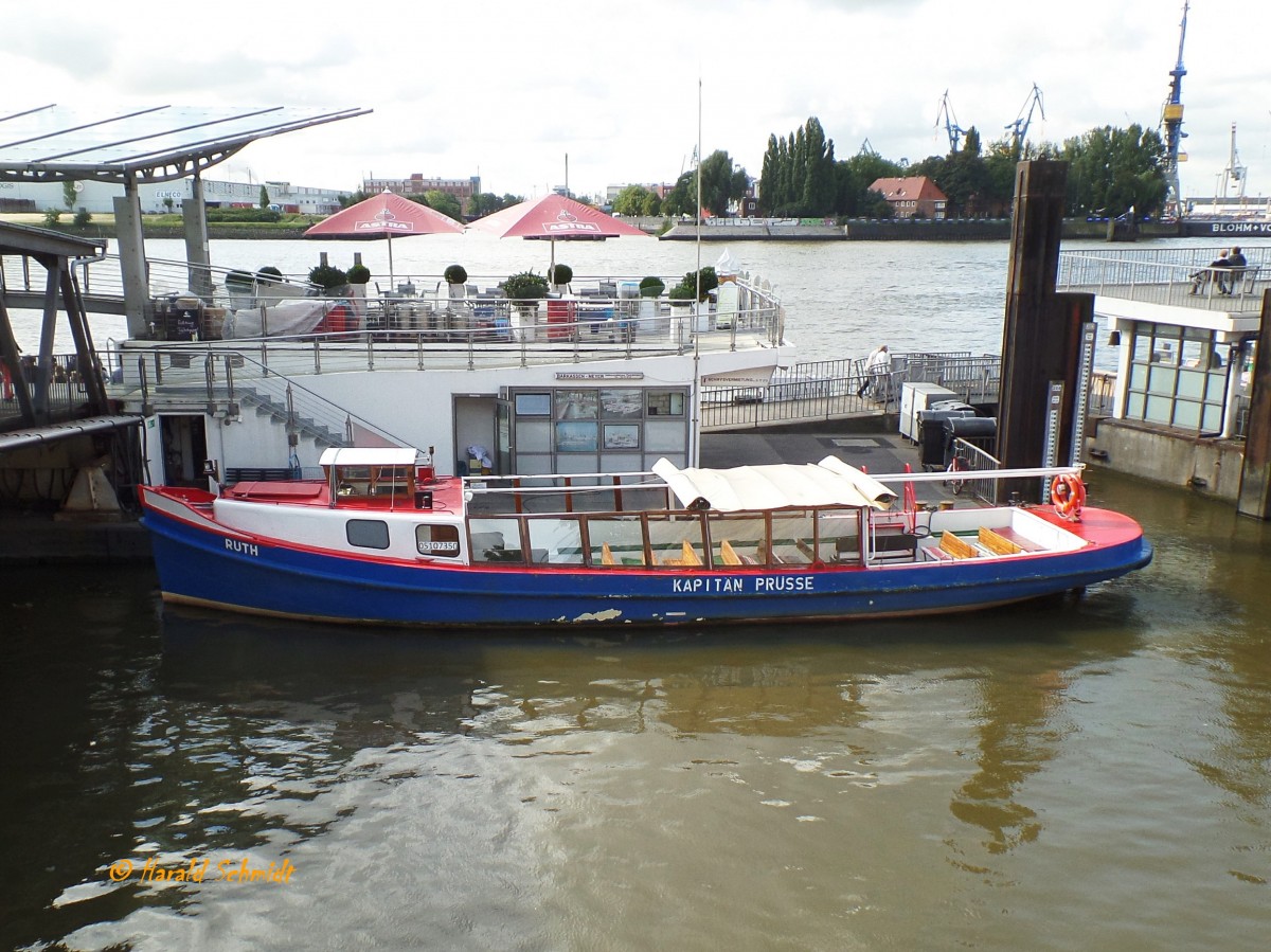 RUTH  (ENI 05107350) am 8.9.2015, Hamburg, Elbe Landungsbrücken Achterkante /

Barkasse / Lüa 18,3 m, B 4,88 m, Tg 1,23 m / 170 kW, 230 PS / 124 Pass. / 1920 bei von Heyden, Hamburg / Reederei: Kapitän Prüsse /

