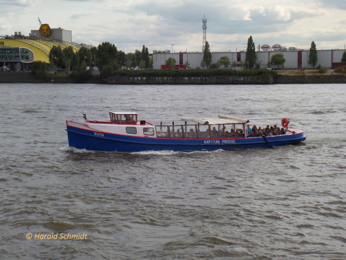 RUTH  (ENI-Nr. 5107350) am 26.8.2014, Hamburg, Elbe, Höhe Landungsbrücken / 
Barkasse / Lüa 18,3 m, B 4,88 m, Tg 1,23 m / 170 kW, 230 PS / 124 Pass. / 1920 bei von Heyden, Hamburg / Reederei: Kapitän Prüsse /

