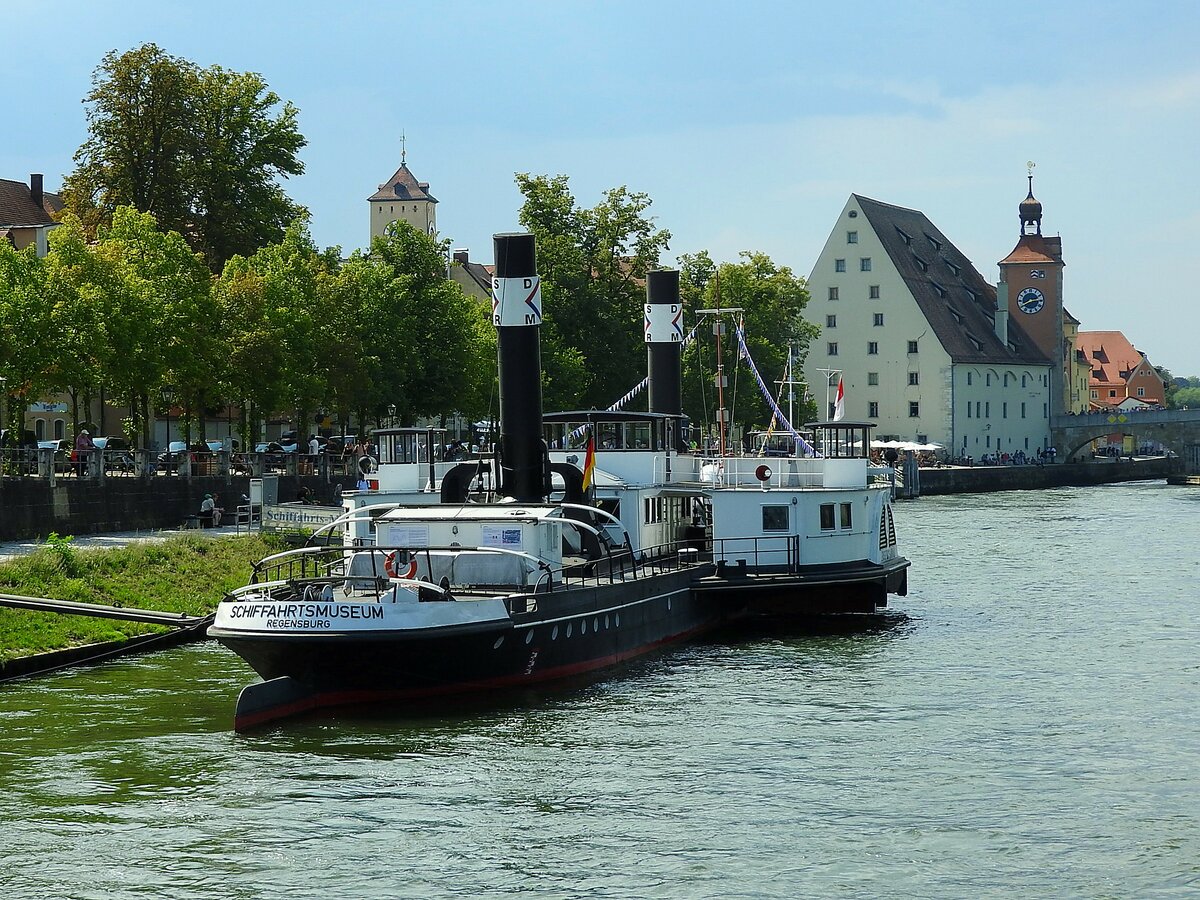 RUTZHOF/ERSEKCSANAD histor.Radzugdampfer (L=61,55m; B=7,9bzw. 16,6m; Kaminhöhe 8m; 800PS;Bj.1923) hat eine bewegte Geschichte hinter sich, und ist nun in Regensburg als Schiffsmuseum zu besichtigen; 230815