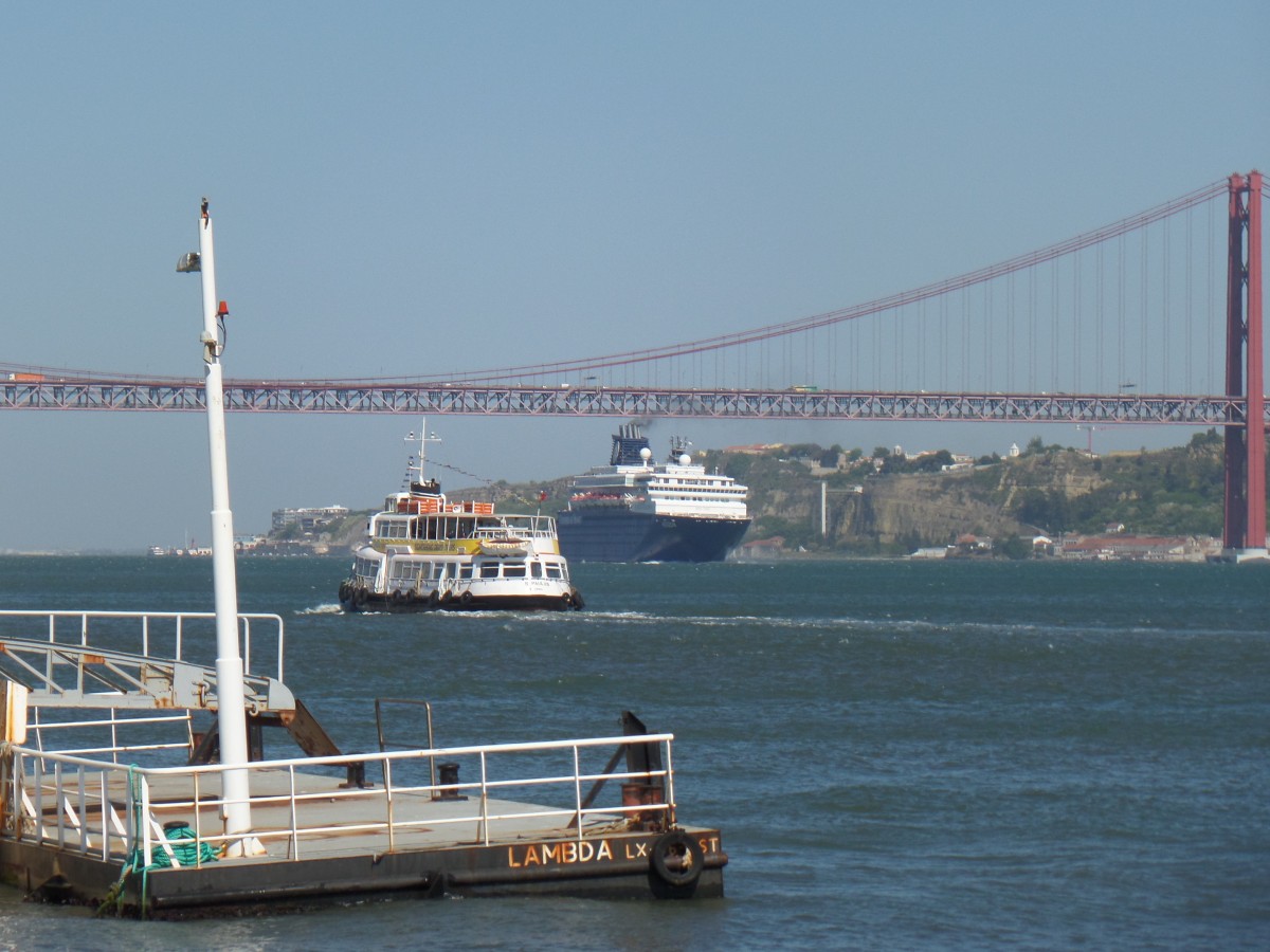 S. PAULUS (LX-3174-TL) am 19.5.2015, Lissabon, vor Belem, Tejo aufwärts zur Brücke des 25. April /

Ex-Namen: ST. PAULI (1978-1996), SÜLLDORF (1959-1978) /
Rundfahrtschiff / Lüa 30,18 m, B 8,14 m / gebaut bei Scheel & Jöhnk, Hamburg, HADAG Typ IIIc, 24.4.1959 an HADAG,  SÜLLDORF (S 10148), 1 KHD-Diesel,   6-ZYL., 280 kW, 380 PS, Generator 240 kW, 325 PS, E-Motor, 221 kW, 300 PS, AEG, 10,5 kn,  im Hafen  607, bis Glückstadt  489, bis Cuxhaven  367 Fahrgäste / 11.4.1978 nach Umbau zum Veranstaltungsschiff (Hauptdeck achtern verglast),  umbenannt  in  ST. PAULI  (3) (H 5100640), 293 Fahrg. / 1995 Motorschaden, Auflieger  /  06.1996 verkauft an Transtejo Transportes, Lissabon  /  8.7.1996 mit Schwerlastschiff CONDOCK V nach Lissabon, eingesetzt als Kreuzfahrtschiff auf dem Tejo, umbenannt in S. PAULUS,  /  2010 Austausch des Diesels KHD in MTU, 308 kW, 419 PS, 11 kn  / 05.2015 als Rundfahrtschiff  in  Fahrt /
