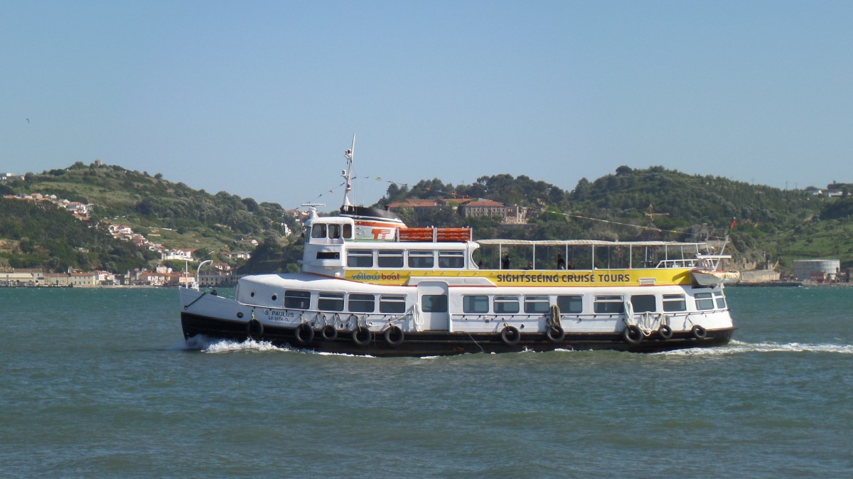 S. PAULUS (LX-3174-TL) am 19.5.2015, Lissabon auf dem Tejo vor Belem /

Ex-Namen: ST. PAULI (1978-1996), SÜLLDORF (1959-1978) /
Rundfahrtschiff / Lüa 30,18 m, B 8,14 m / gebaut bei Scheel & Jöhnk, Hamburg, HADAG Typ IIIc, 24.4.1959 an HADAG,  SÜLLDORF (S 10148), 1 KHD-Diesel,   6-ZYL., 280 kW, 380 PS, Generator 240 kW, 325 PS, E-Motor, 221 kW, 300 PS, AEG, 10,5 kn,  im Hafen  607, bis Glückstadt  489, bis Cuxhaven  367 Fahrgäste / 11.4.1978 nach Umbau zum Veranstaltungsschiff (Hauptdeck achtern verglast),  umbenannt  in  ST. PAULI  (3) (H 5100640), 293 Fahrg. / 1995 Motorschaden, Auflieger  /  06.1996 verkauft an Transtejo Transportes, Lissabon  /  8.7.1996 mit Schwerlastschiff CONDOCK V nach Lissabon, eingesetzt als Kreuzfahrtschiff auf dem Tejo, umbenannt in S. PAULUS,  /  2010 Austausch des Diesels KHD in MTU, 308 kW, 419 PS, 11 kn  / 05.2015 als Rundfahrtschiff  in  Fahrt /
