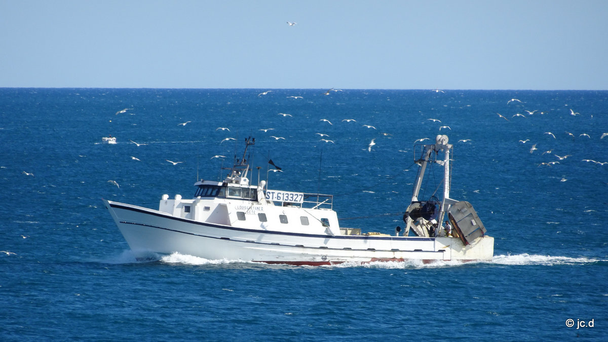 Sète, Fischerboot Louis Gaetan II - ST 613327 auf dem Rückweg in den Hafen am 01.09.2017