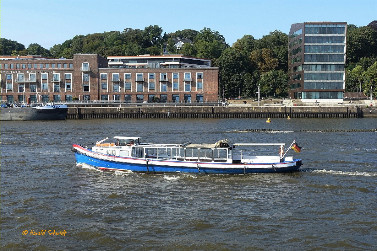 SABINE (H 30196) am 3.9.2021, Hamburg, Elbe, Höhe Neumühlen  /
Rundfahrtbarkasse / Lüa 17,69 m, B 3,2 m, Tg 1,2 m / 1 Diesel, Iveco, 75,5 kW (103 PS) / 73 Pass. / gebaut 1914 / 2012-2013 Umbau (Sinksicherheit) bei Flint Werft, Hamburg / Eigner: Barkassenvermietung Rieck  /
