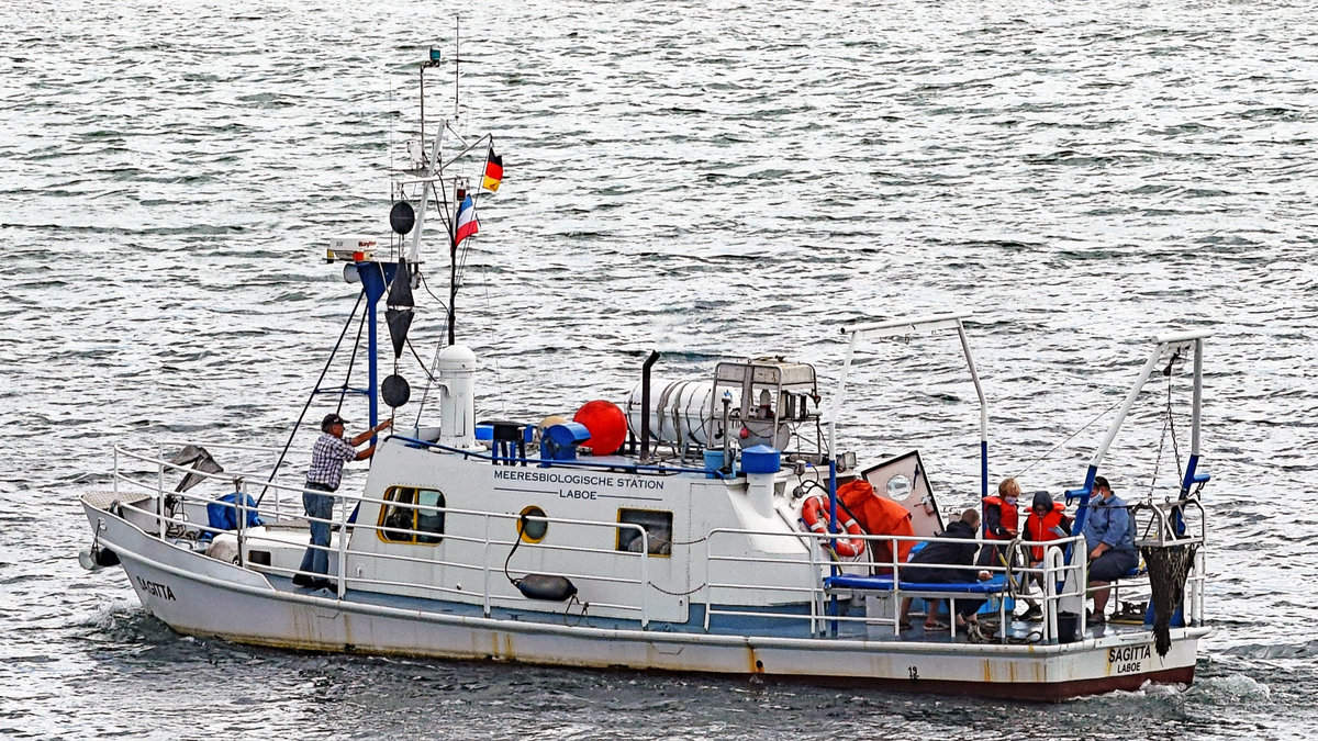 SAGITTA, ein ehemaliges Forschungsschiff der Universität Kiel, am 21.08.2020 in der Kieler Förde. Es gehört nun der privat geführten Meeresbiologischen Station Laboe. 