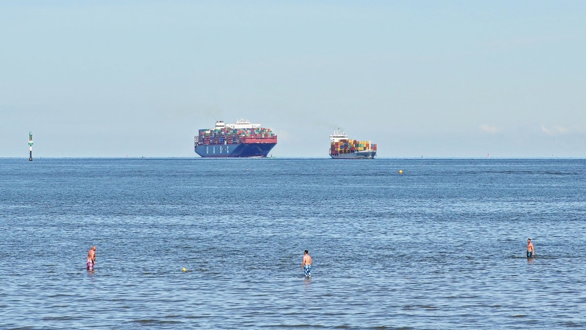 SALAHUDDIN (Containerschiff, Marshallinseln, IMO: 9708796) der Reederei UASC und BF FORTALEZA (Containerschiff, Zypern, IMO: 9130432 ) elbaufwärts (Cuxhaven, 17.08.2016).