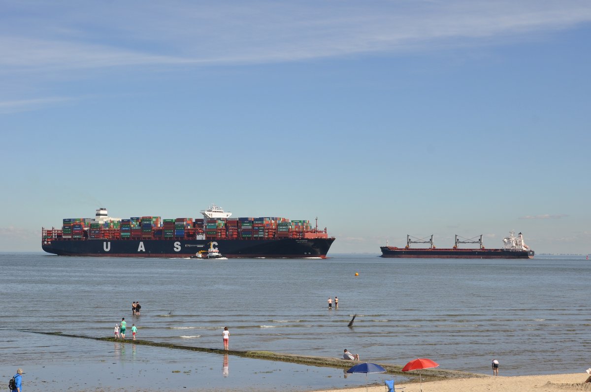 SALAHUDDIN (Containerschiff, Marshallinseln, IMO: 9708796) elbaufwärts und JS SANAGA (Massengutfrachter, Singapur, IMO: 9575254) in Richtung Nordsee. Neben der SALAHUDDIN fährt ein Tonnenleger ebenfalls elbaufwärts (Cuxhaven, 17.08.2016).