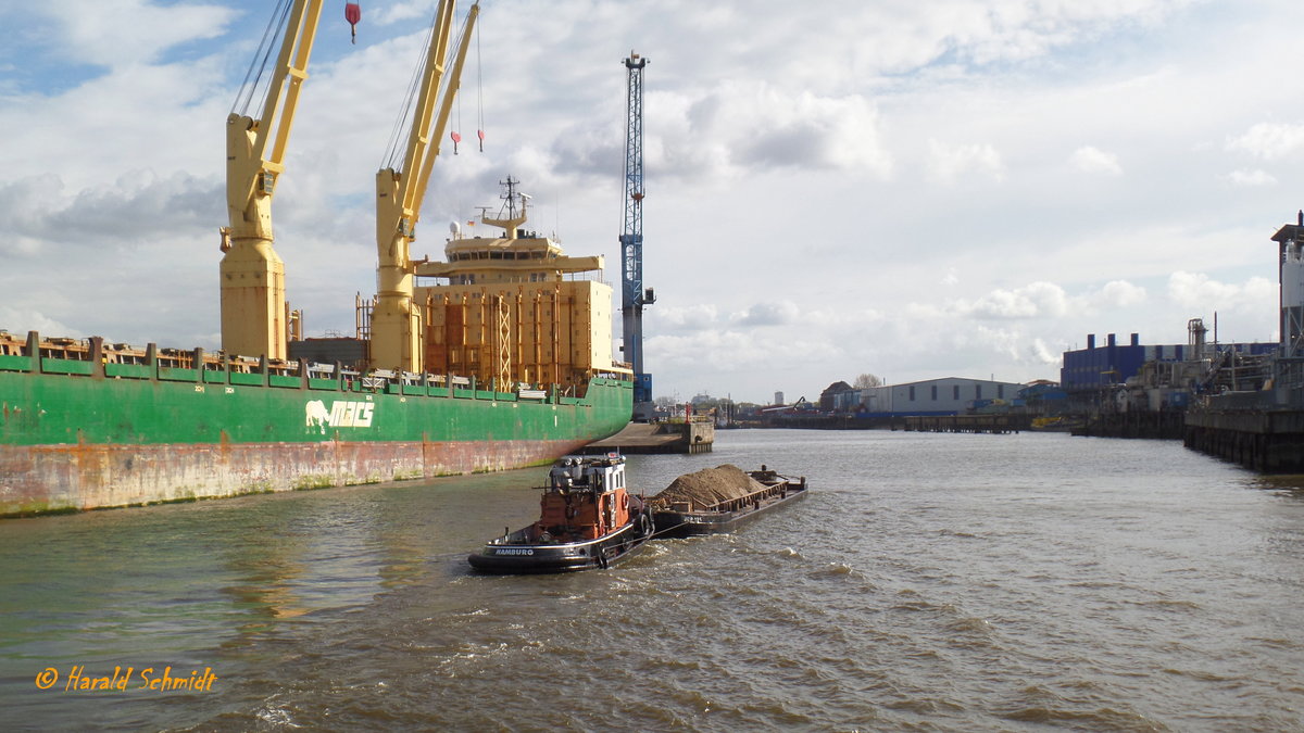 SALMO (ENI 04801550) am 3.5.2016, im Schubverband mit einer mit Sand beladenen Schute, Hamburg, Steinwerder Hafen /
Schubschlepper / Lüa 15,72 m, B 4,95 m, Tg 2,3 m / 1 Diesel, 357 kW (485 PS), Kortdüse / gebaut 1977 bei Cassens in Emden /
