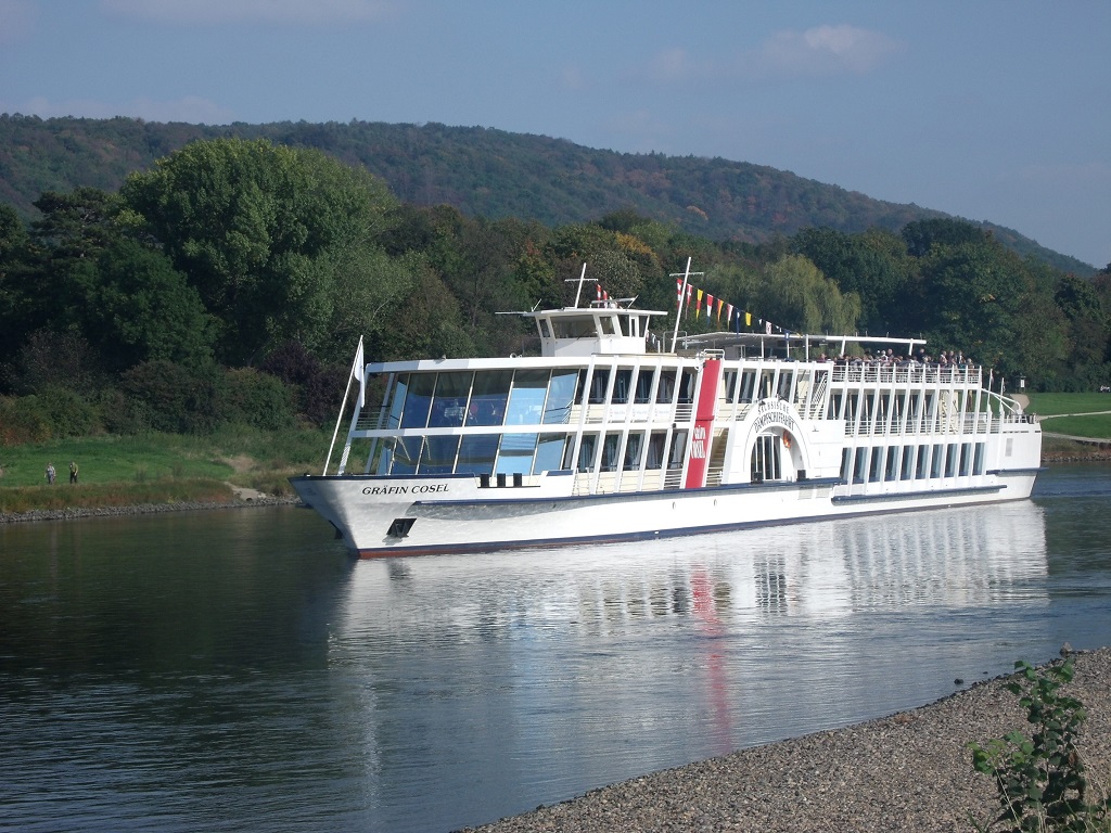 Salonschiff  Gräfin Cosel  - auf der Elbe - in Dresden - am 5-Oktober-2015