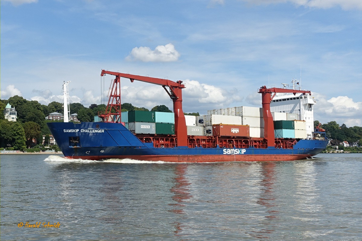 SAMSKIP CHALLENGER  (IMO 9114787) am 9.8.2022, Hamburg auslaufend, Elbe Höhe Nienstedten /
Ex: ECL CHALLENGER (2018), STEPHAN J (2006), MEKONG PIONEER (2006), STEPHAN J (2000) /
Feederschiff / BRZ 3.833 / Lüa 100,6 m, B 16,5 m, Tg 5,9 m /3.343 kW, 15 kn / 390 TEU / gebaut 1995 bei ENVC Viano do Castello, Portugal /  Flagge: Barbados, Heimathafen: Bridgetown /
