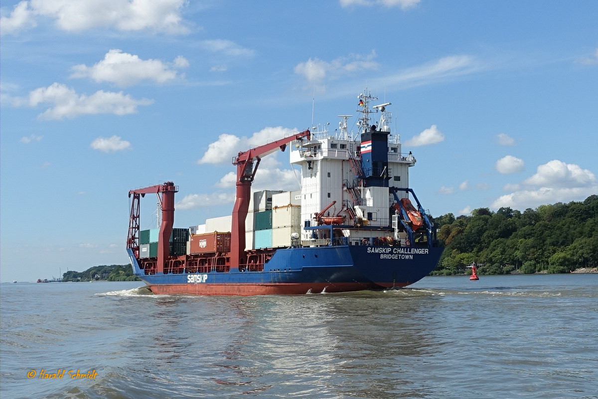 SAMSKIP CHALLENGER  (IMO 9114787) am 9.8.2022, Hamburg auslaufend, Elbe Höhe Nienstedten /
Ex: ECL CHALLENGER (2018), STEPHAN J (2006), MEKONG PIONEER (2006), STEPHAN J (2000) /
Feederschiff / BRZ 3.833 / Lüa 100,6 m, B 16,5 m, Tg 5,9 m /3.343 kW, 15 kn / 390 TEU / gebaut 1995 bei ENVC Viano do Castello, Portugal /  Flagge: Barbados, Heimathafen: Bridgetown /
