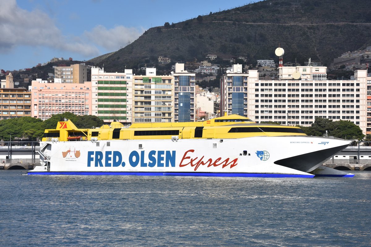 SANTA CRUZ DE TENERIFE (Provinz Santa Cruz de Tenerife), 29.03.2016, Fährschiff Bencomo Express beim achterseitigen Anlegen -- Baujahr: 1999 / Flagge: Spanien / IMO/MMSI: 9206712/224840000