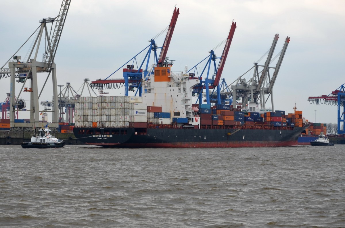 SANTOS  EXPRESS Containerschiff  IMO 9301835  , Baujahr 2006 , 260 x 32m , TEU 4253 ,
beim Anlegemanöver im Hamburger Hafen  07.04.2015
