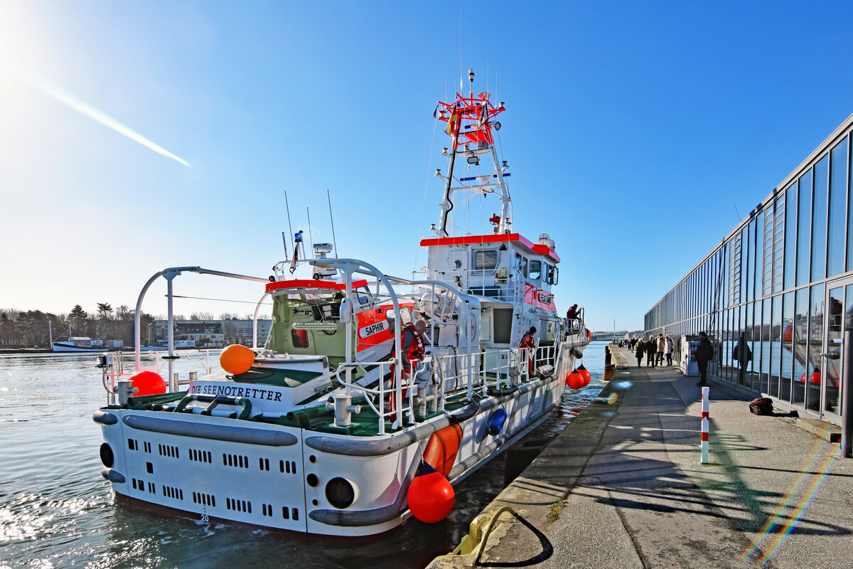 SAR-Boot / Seenotrettungskreuzer FELIX SAND am 26.02.2022 kurz vor dem Festmachen am Ostpreussenkai in Lübeck-Travemünde