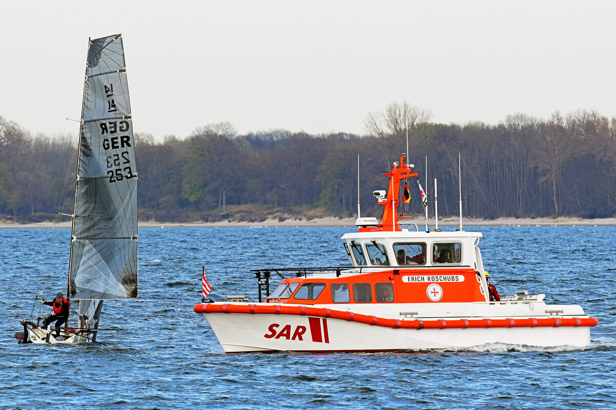 SAR-Boot ERICH KOSCHUBS nach Eintreffen bei gekentertem Segelboot. Ostsee vor Lübeck-Travemünde, 20.04.2022. Die Besatzung des Segelbootes hat es geschafft, ihr Fahrzeug aus eigener Kraft wieder aufzurichten