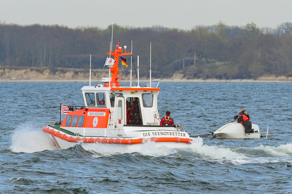 SAR-Boot ERICH KOSCHUBS trifft bei gekentertem Segelboot ein. Ostsee vor Lübeck-Travemünde, 20.04.2022