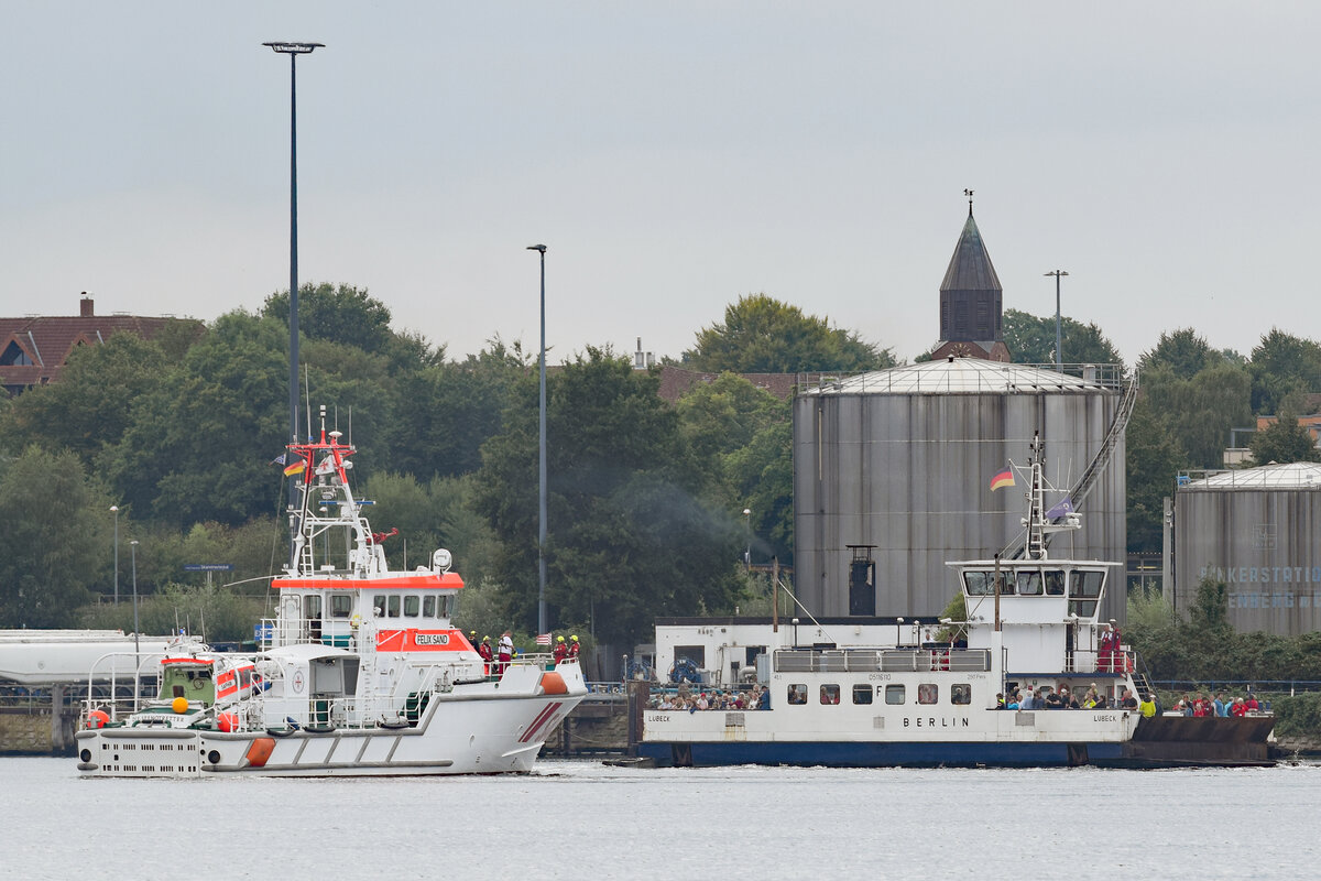 SAR-Boot FELIX SAND und Priwall-Fähre BERLIN am 27.08.2022 in Lübeck-Travemünde